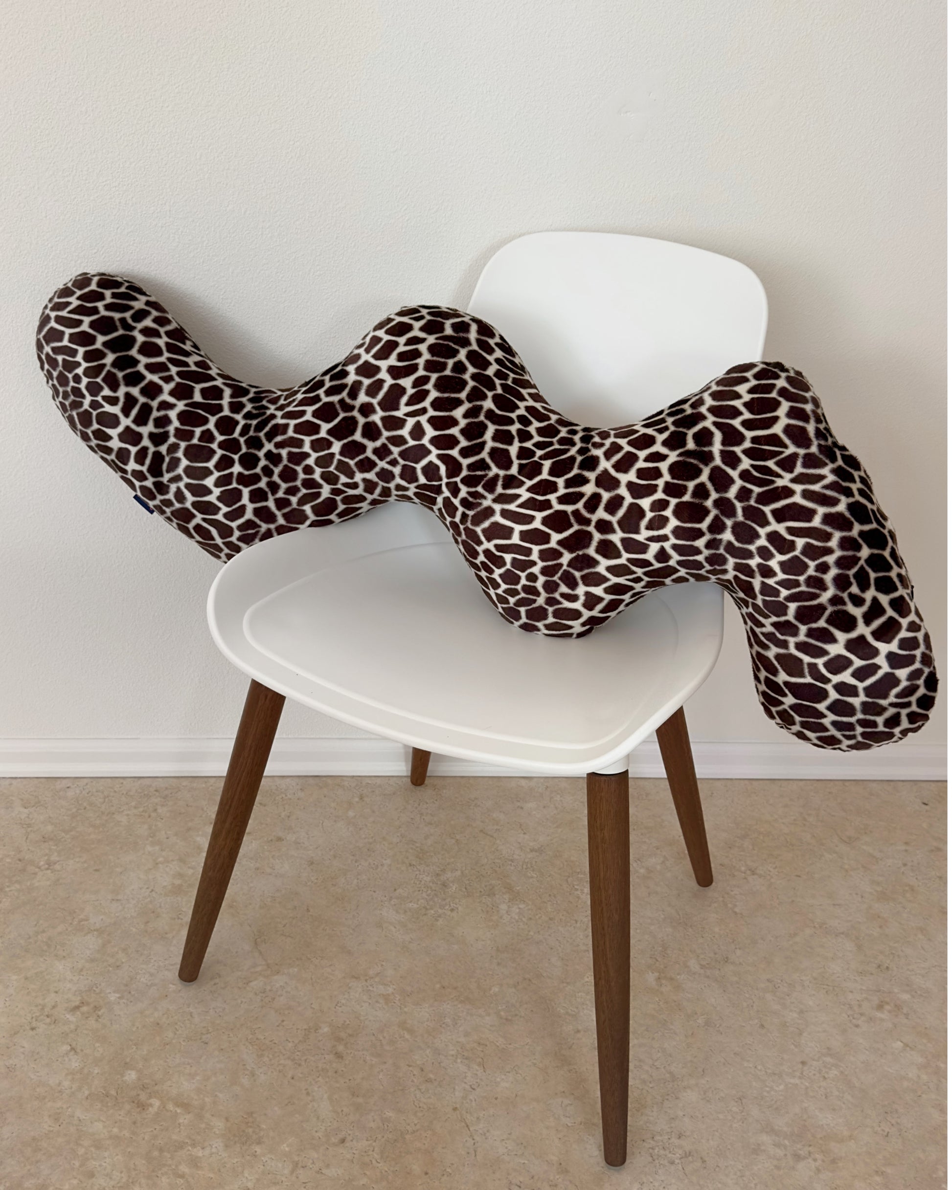 GIRAFFE CURL PILLOW