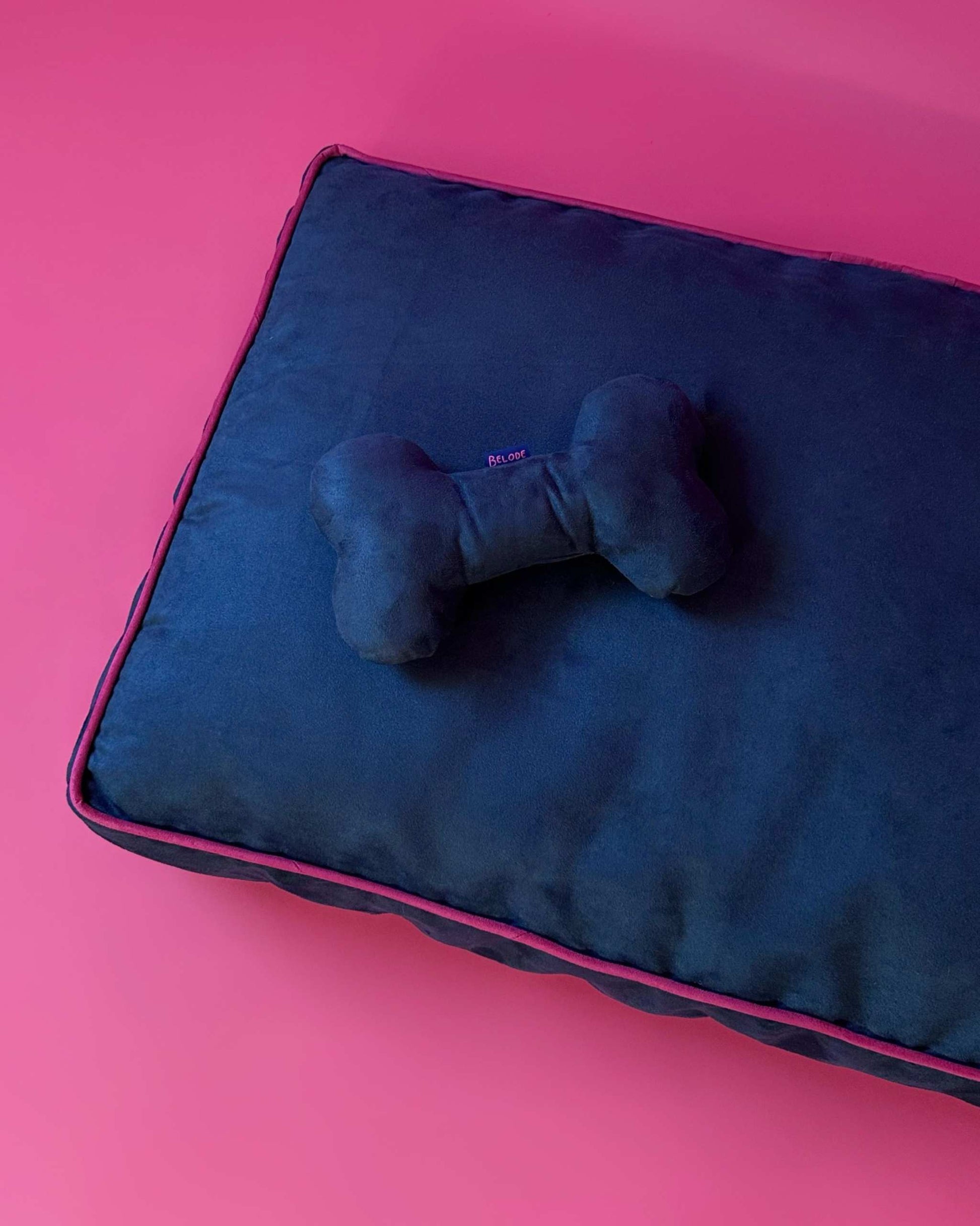 MONOCHROME DOG BED NAVY BLUE / FUCHSIA PINK