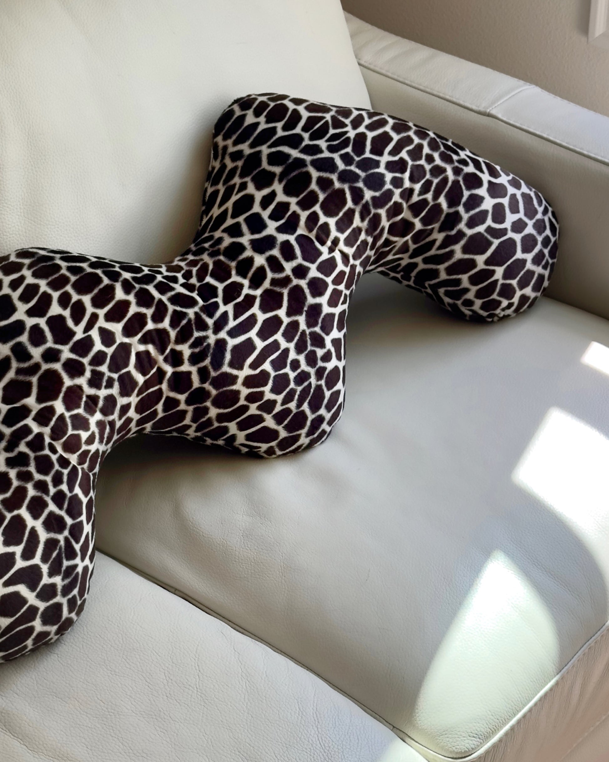 GIRAFFE CURL PILLOW