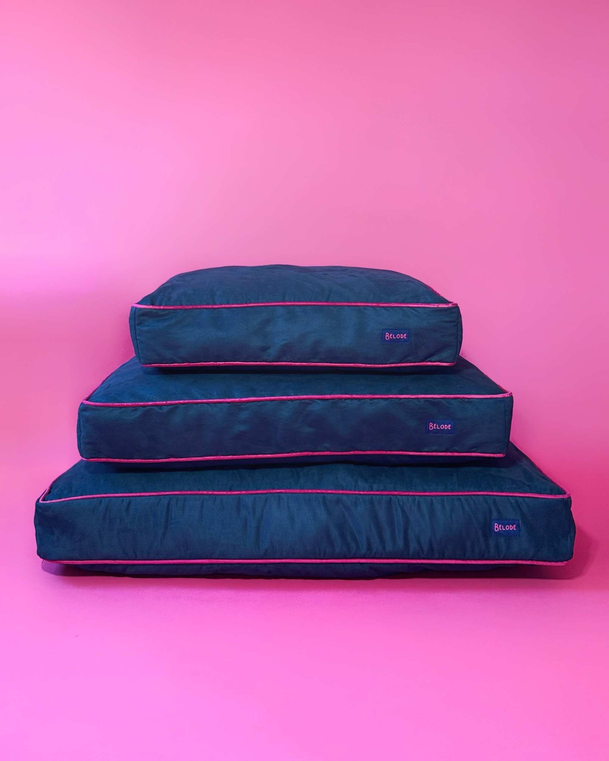 MONOCHROME DOG BED NAVY BLUE / FUCHSIA PINK