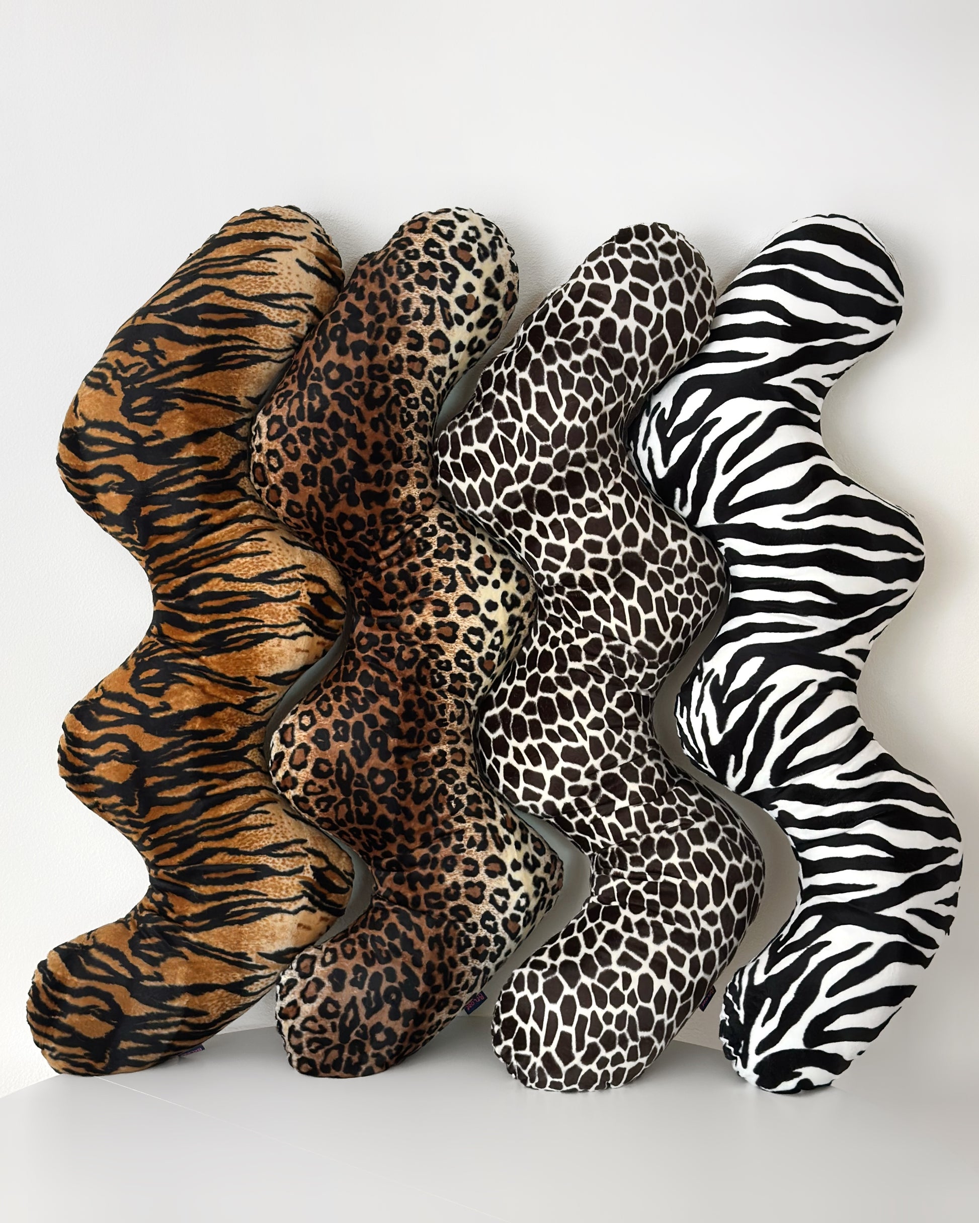 GIRAFFE CURL PILLOW