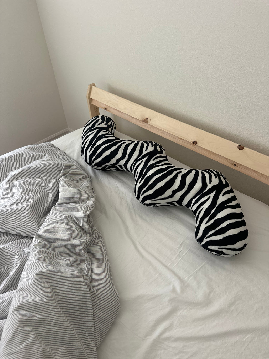 ZEBRA CURL PILLOW